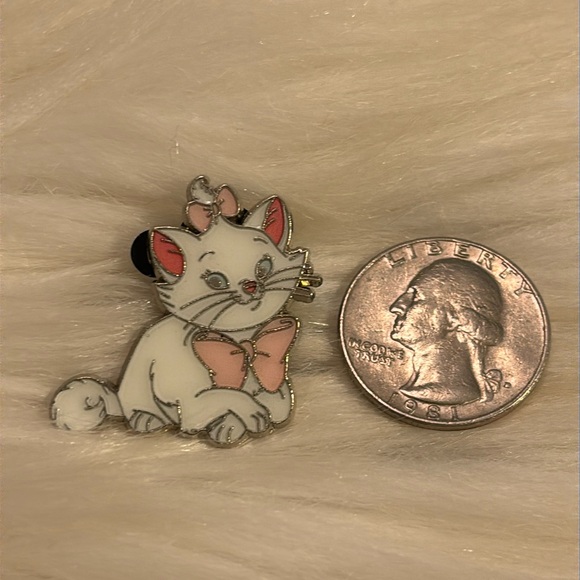 Disney Aristocats Marie 2015 Trading Pin - Picture 2 of 4